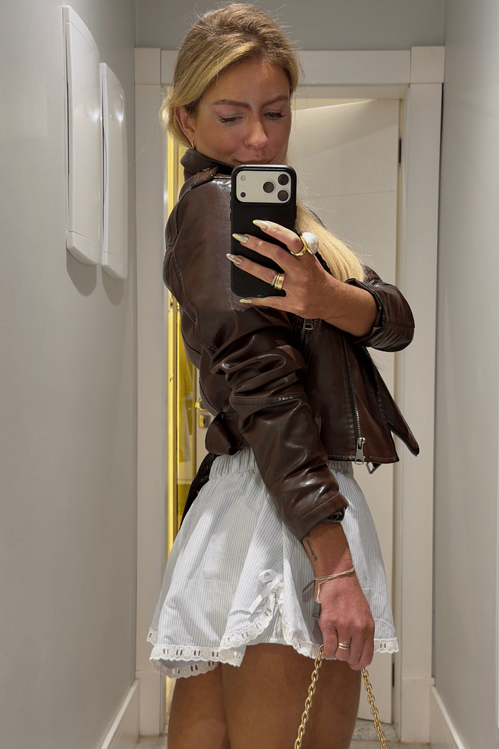 Short curto listrado com detalhes em renda