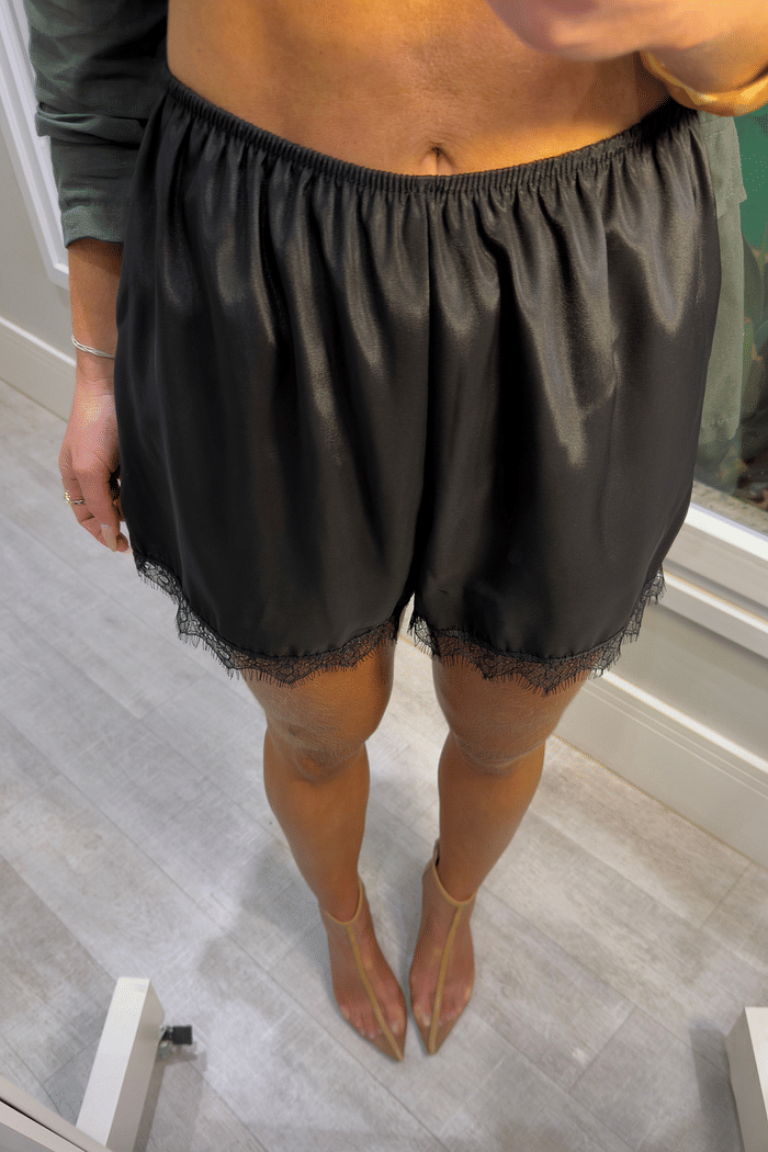 Short curto em cetim com detalhes em renda