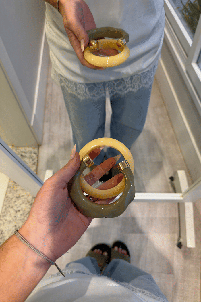 Bracelete  trabalhado aberto verde