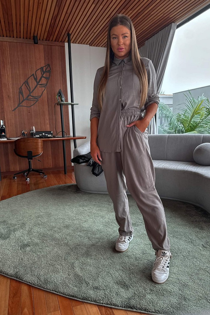 Conjunto camisa manga longa e calça cinza