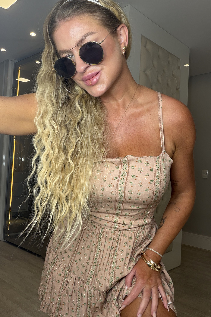 Vestido curto de alcinha soltinho estampa de flores Alure