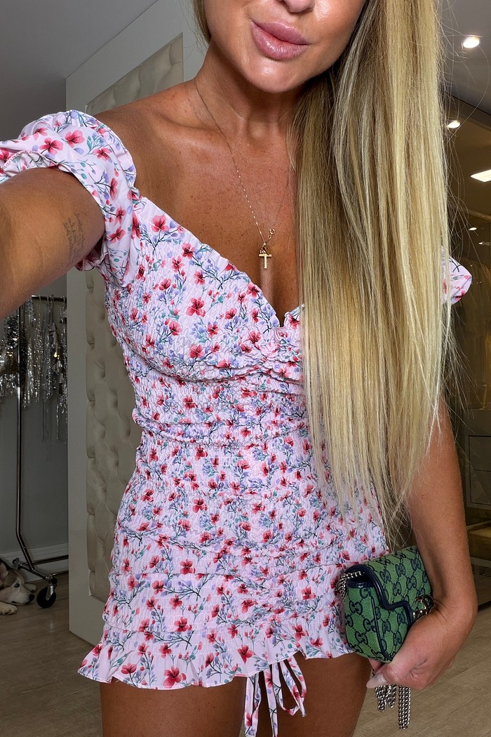 Vestido cereja rosa claro com flores