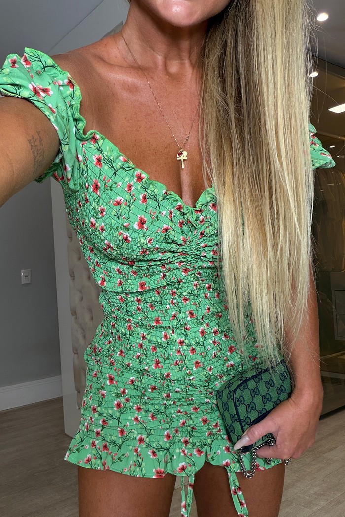 Vestido cereja verde com estampa de flores vermelha