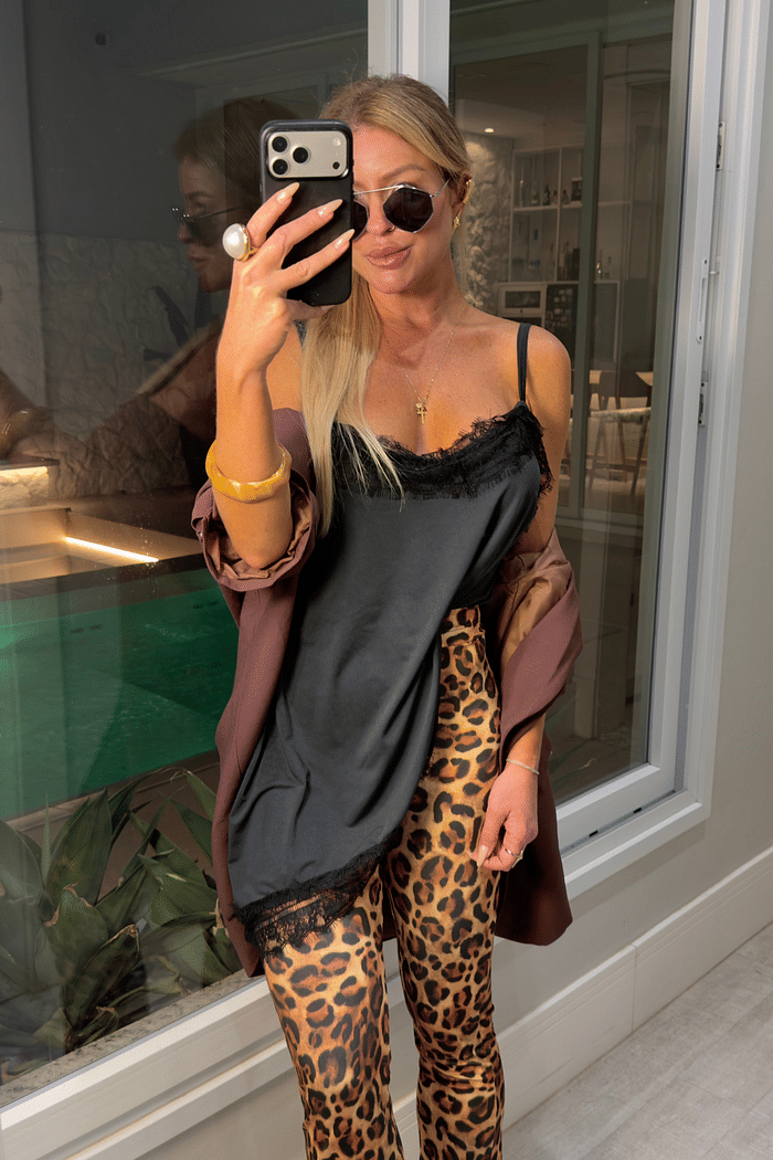 Blusa assimétrica com renda Eva