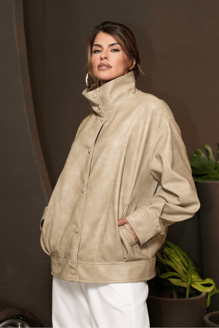 Jaqueta oversized recortes  em couro