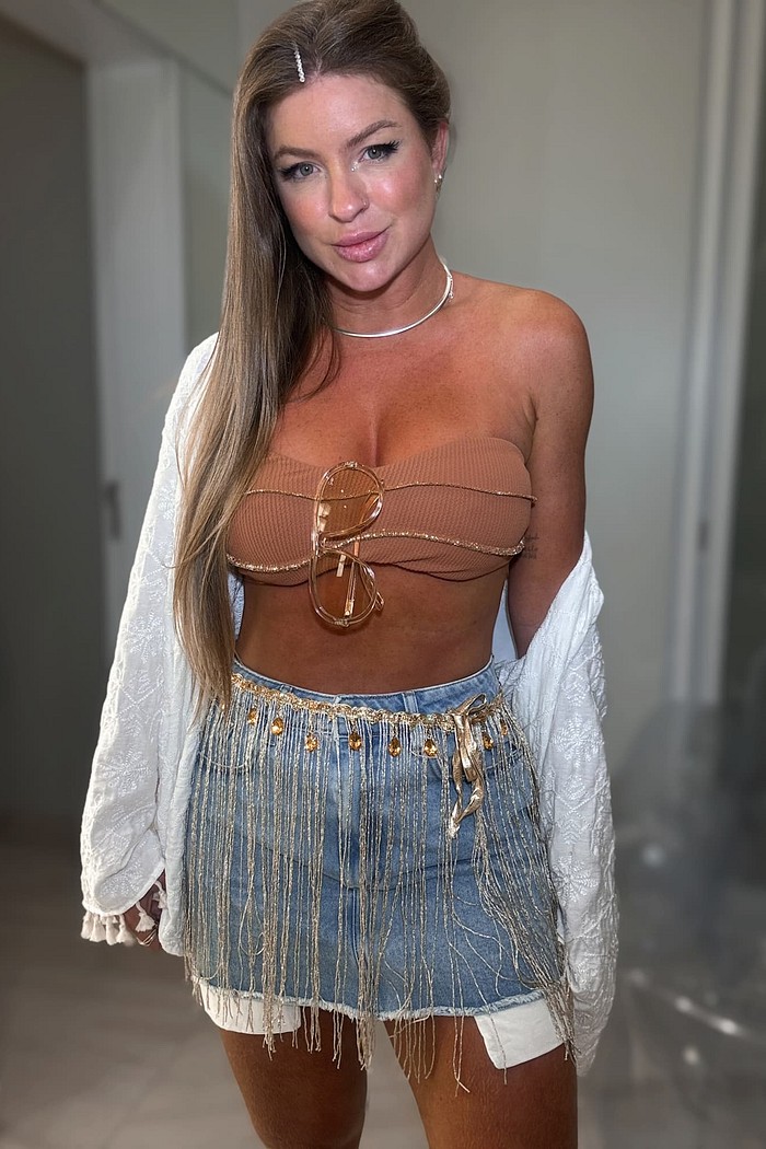 Cinto com franjas e pingentes de pedraria