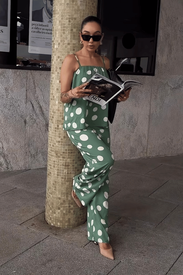 Conjunto em linho calça pantalona e blusa alcinha estampa de Poá