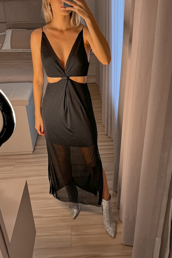 Vestido midi em tule com detalhes em recorte e fendas laterais