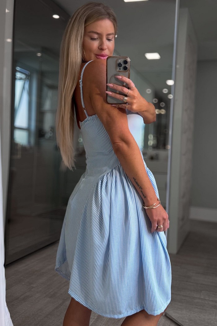 Vestido curto de alcinha soltinho com pregas  estampa de listras