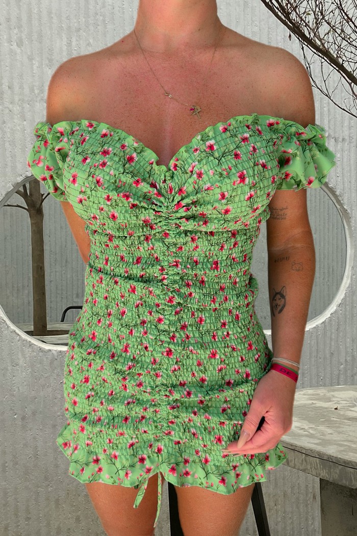 Vestido cereja verde com estampa de flores vermelha