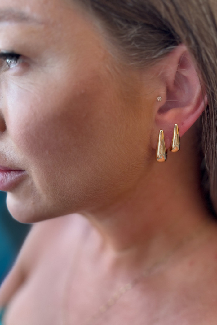 Brinco dourado argola gota média