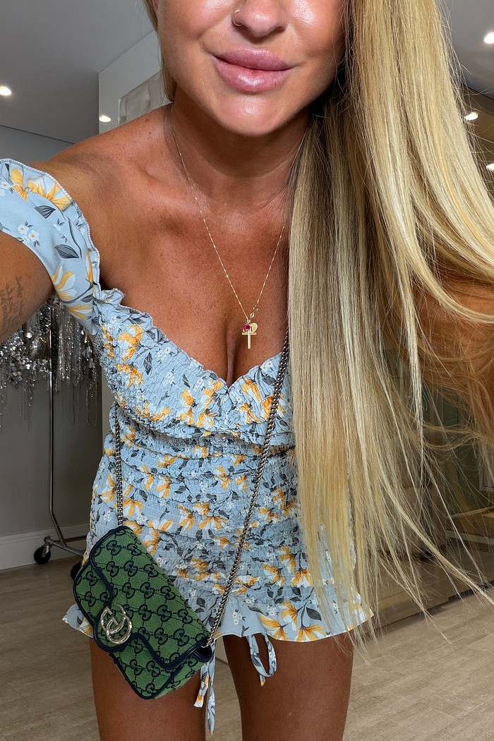 Vestido cereja Cinza com estampa de flores