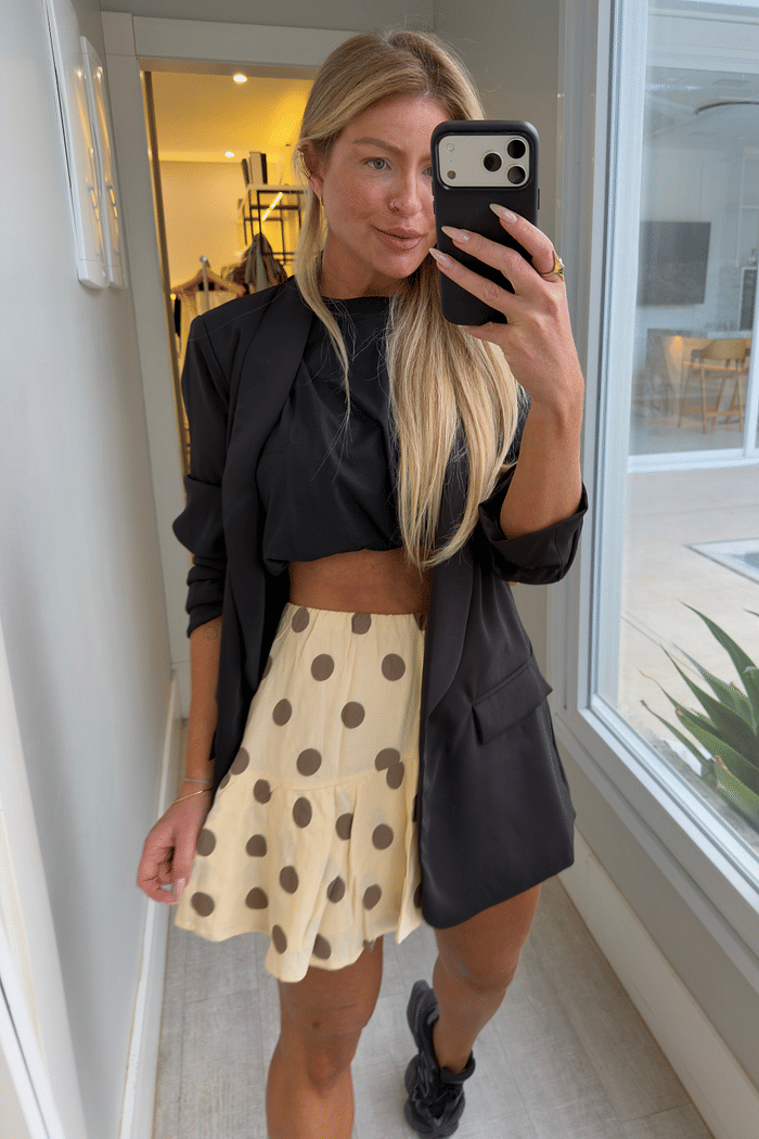 Saia curta com babados estampa poá