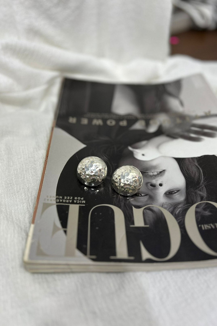 Brinco prata redondo amassadinho