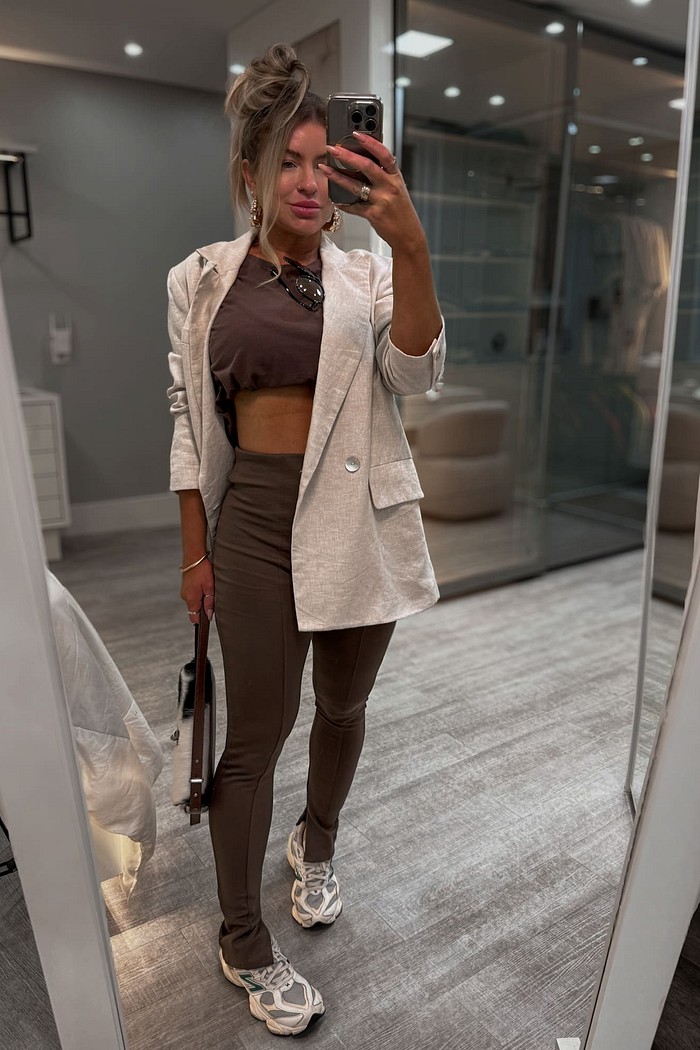 Calça legging  com detalhes em costura Ava