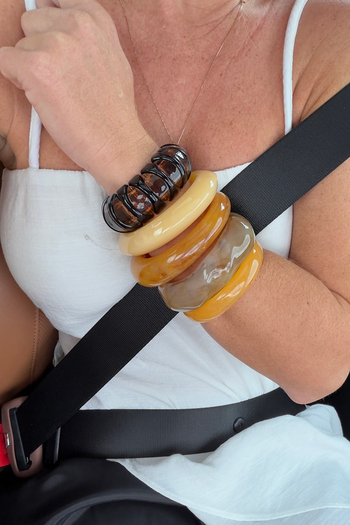 Bracelete acrílico trabalhado marrom e preto