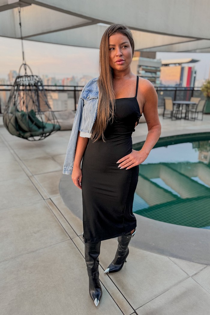 Vestido midi com fenda lateral e amarração nas costas