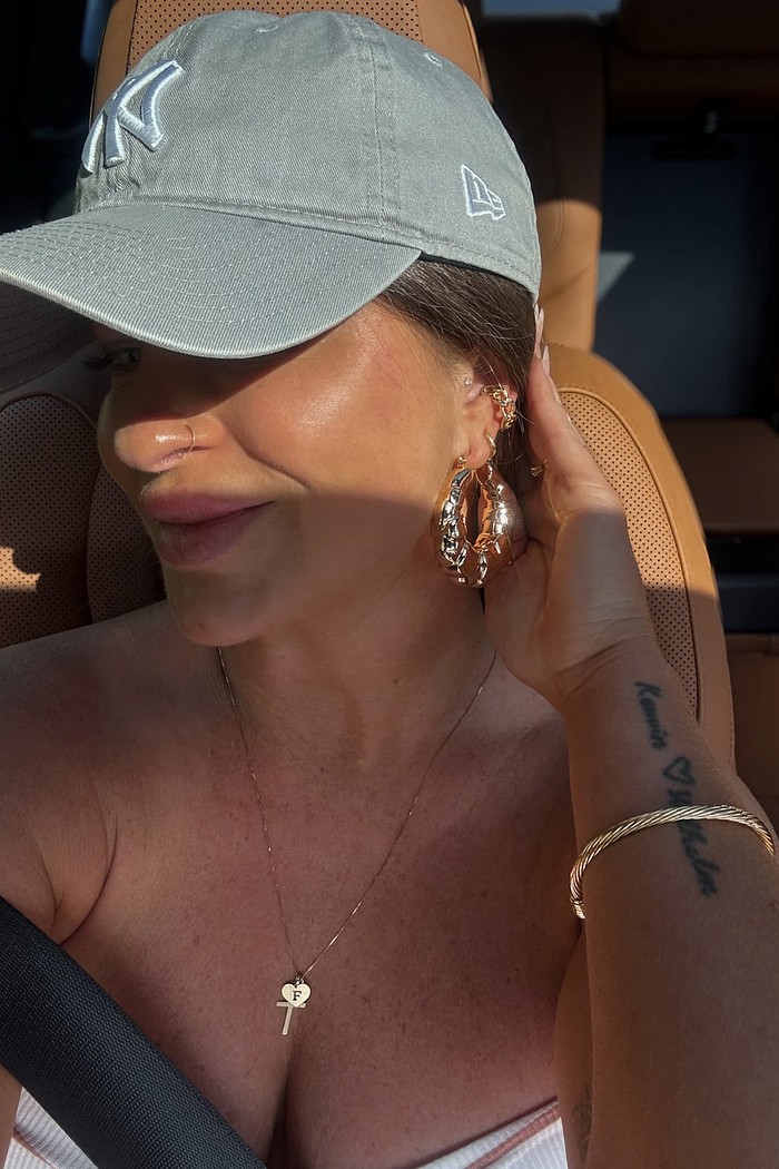 Brinco redondo trabalhado Dourado