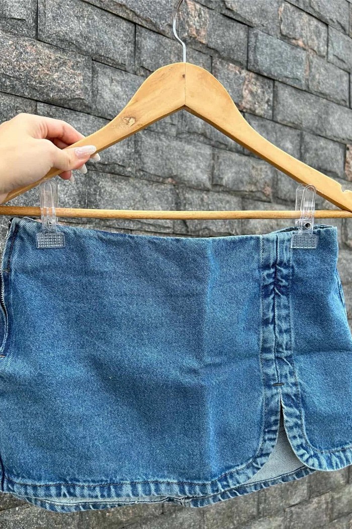 Saia jeans curta com fenda