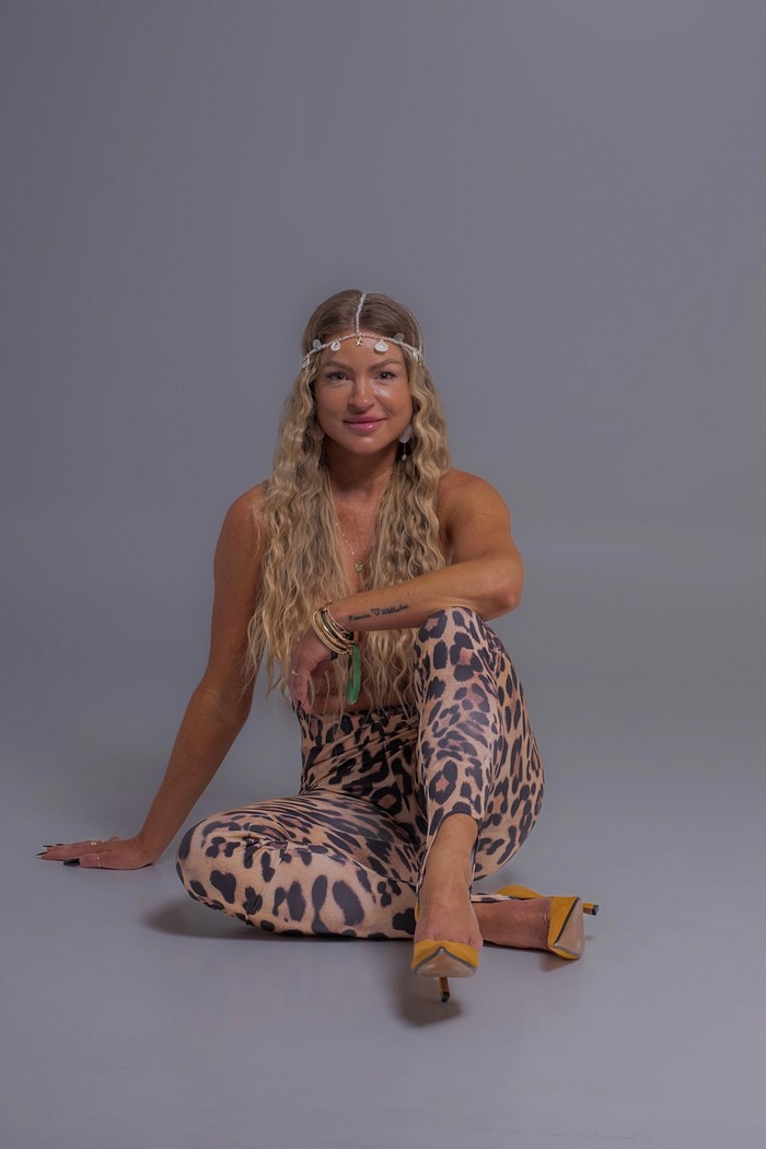 Calça legging com pézinho estampa onça