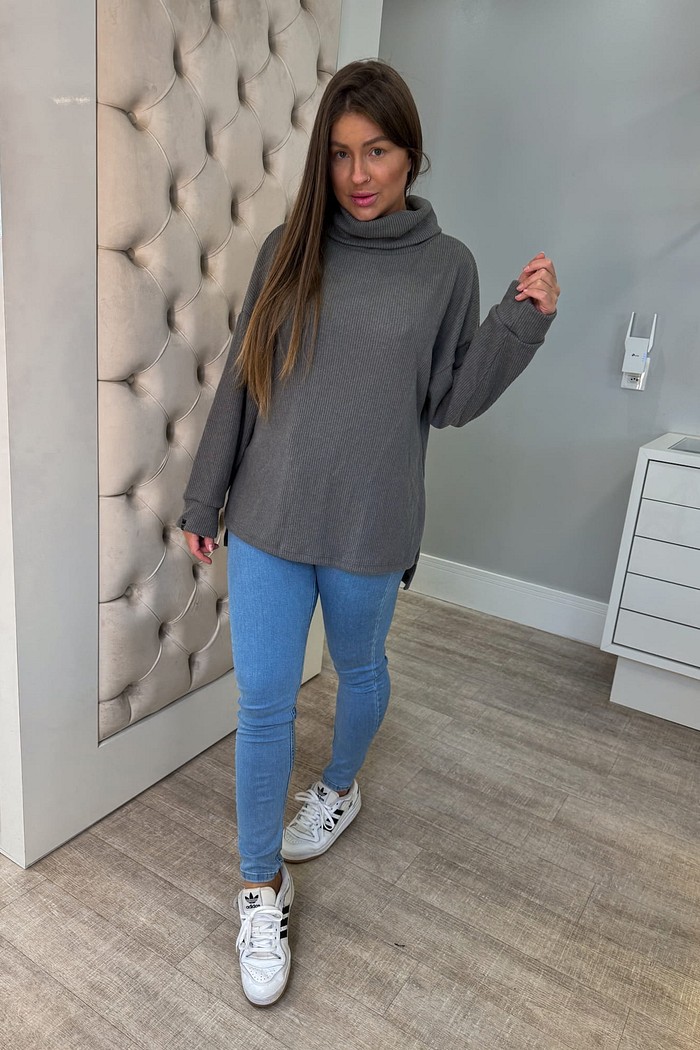 Blusa canelada aveludada com gola