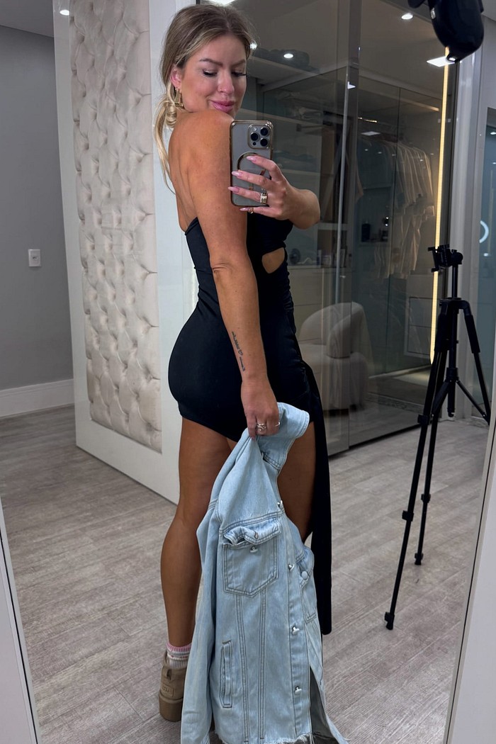 Vestido curto tomara que caia com recortes e detalhe em calda Bianca