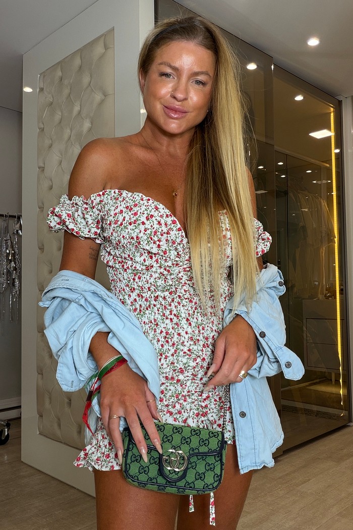 Vestido cereja branco estampa de flores vermelhas