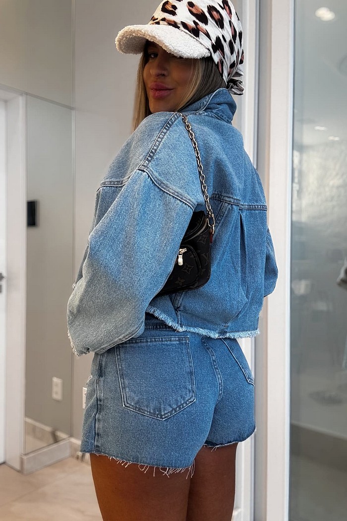 Short saia jeans barra corte à fio
