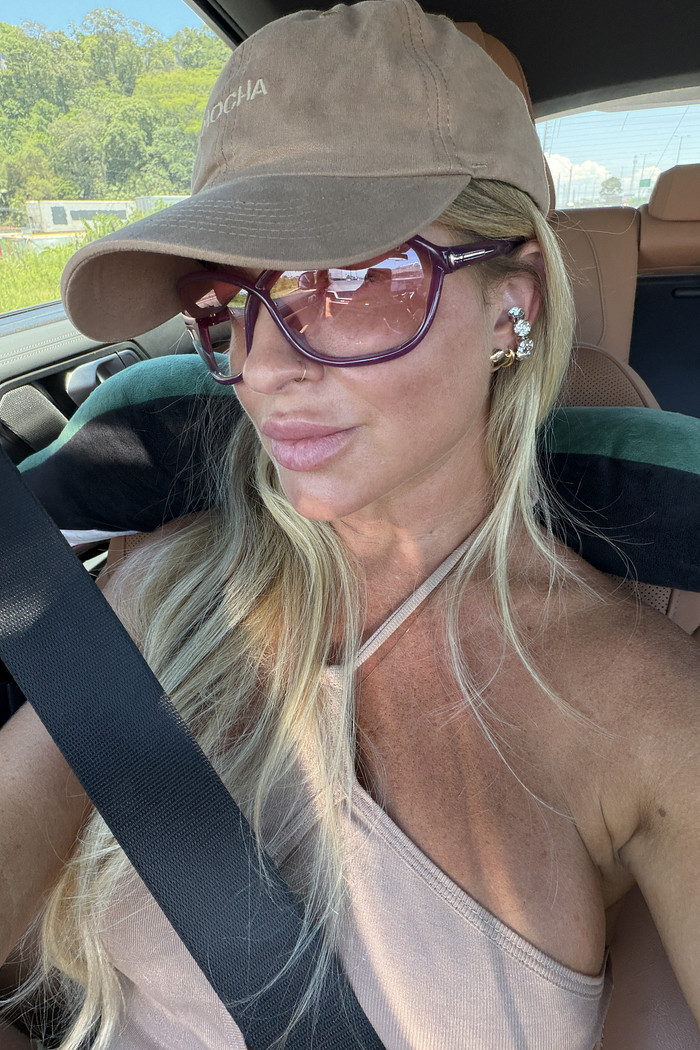 Boné com bordado frontal bege