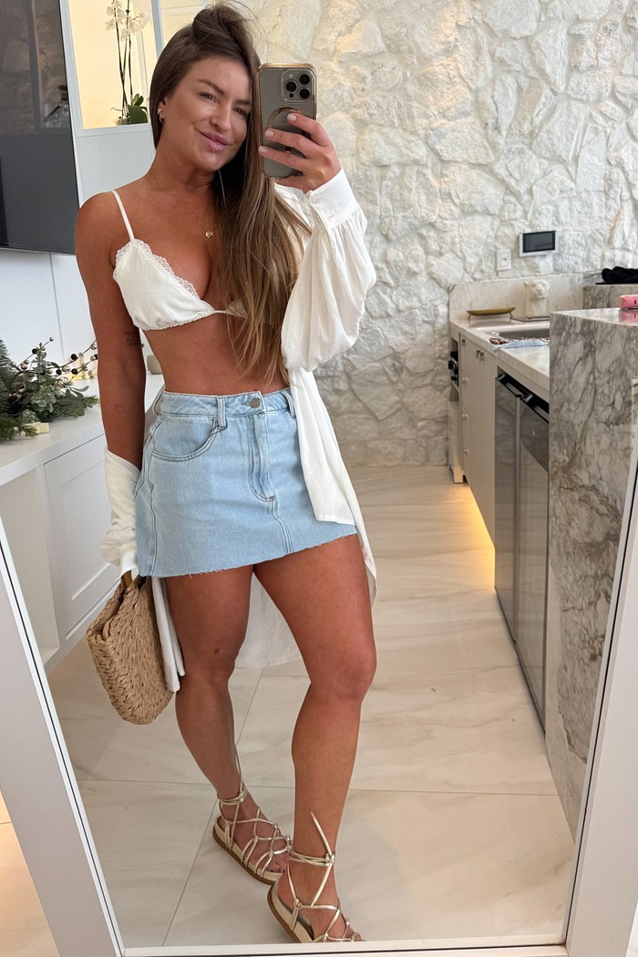 Saia jeans curta barra corte à fio