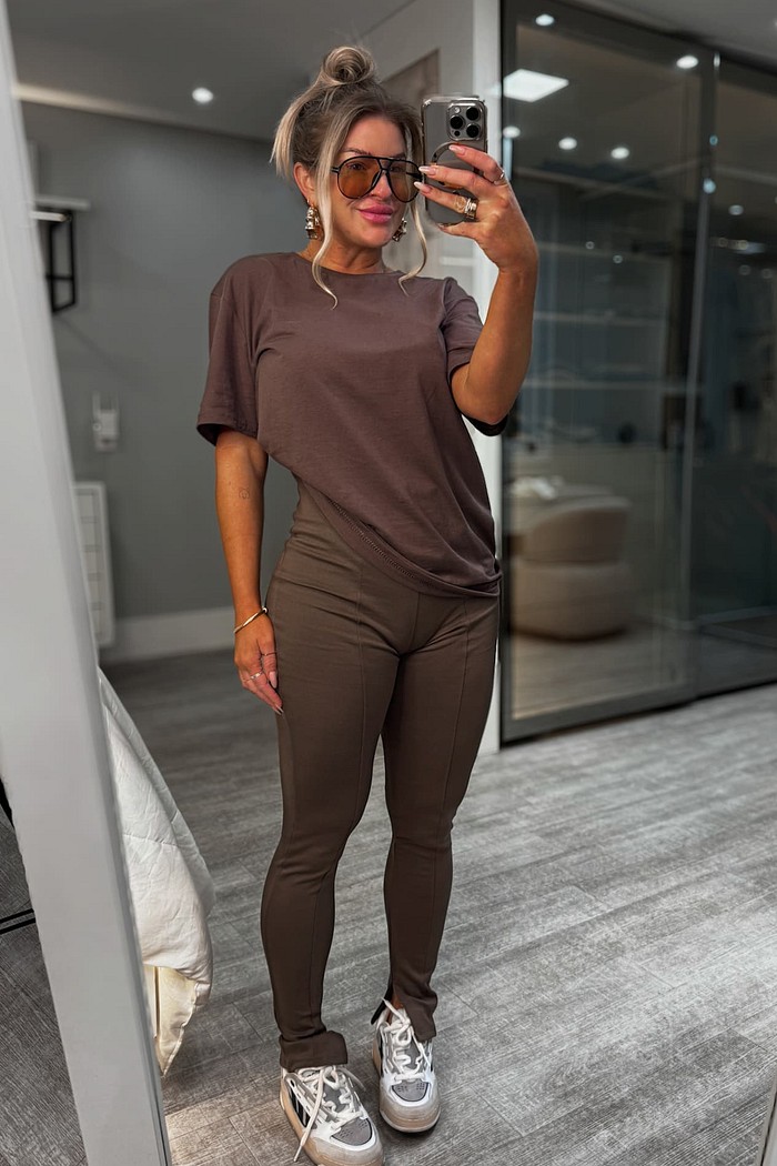 Calça legging  com detalhes em costura Ava