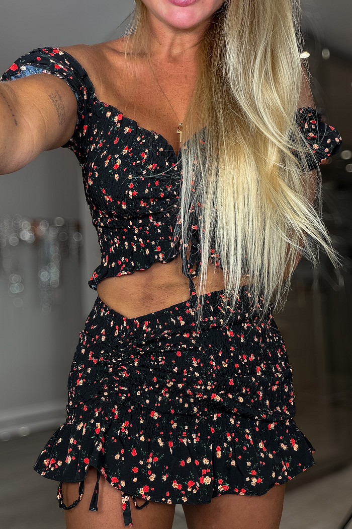 Conjunto cereja preto com flores vermelha