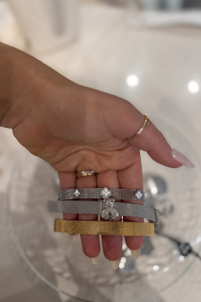 Pulseira malhada com pingente urso