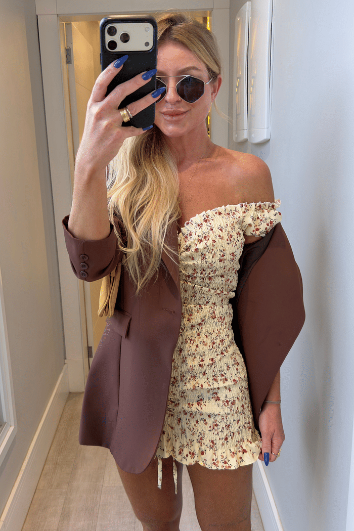 Vestido cereja  amarelo manteiga com estampa de  flores