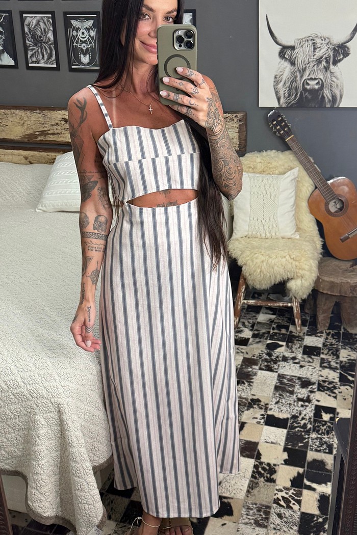 Vestido midi com recortes estampa de listra