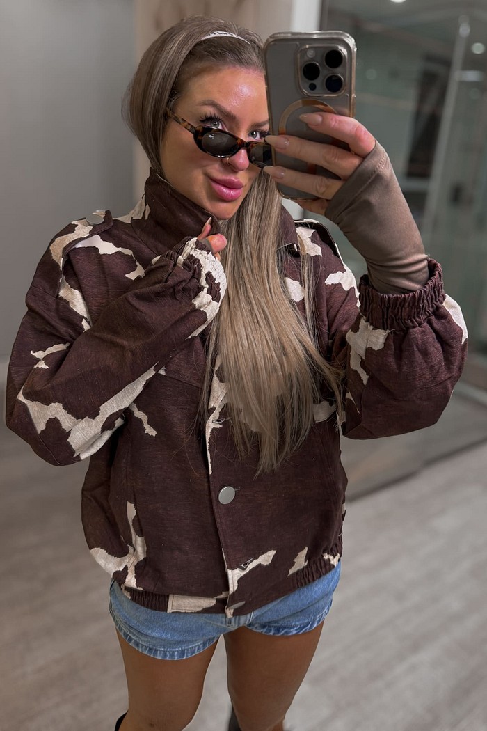 Jaqueta bomber com detalhes em recortes estampa vaquinha