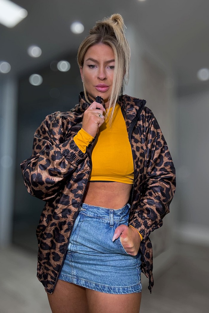 Jaqueta corta vento estampa de onça Alana