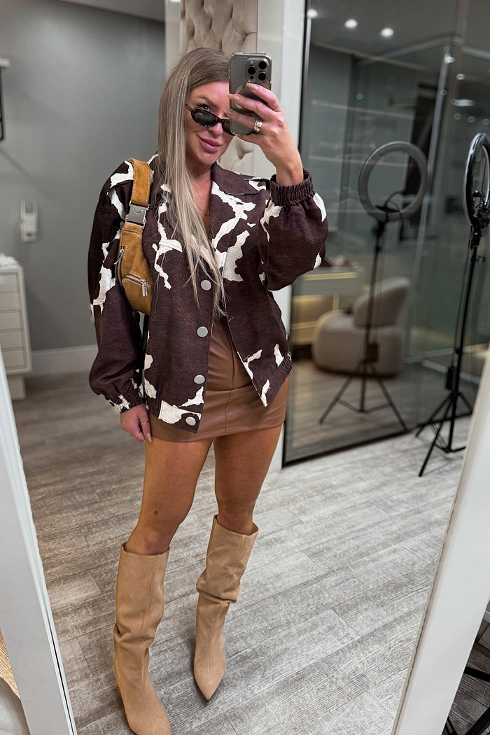 Jaqueta bomber com detalhes em recortes estampa vaquinha