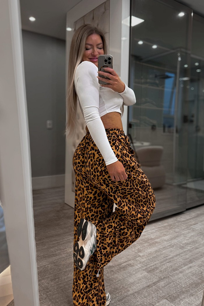 Calça pantalona estampa onça Bela