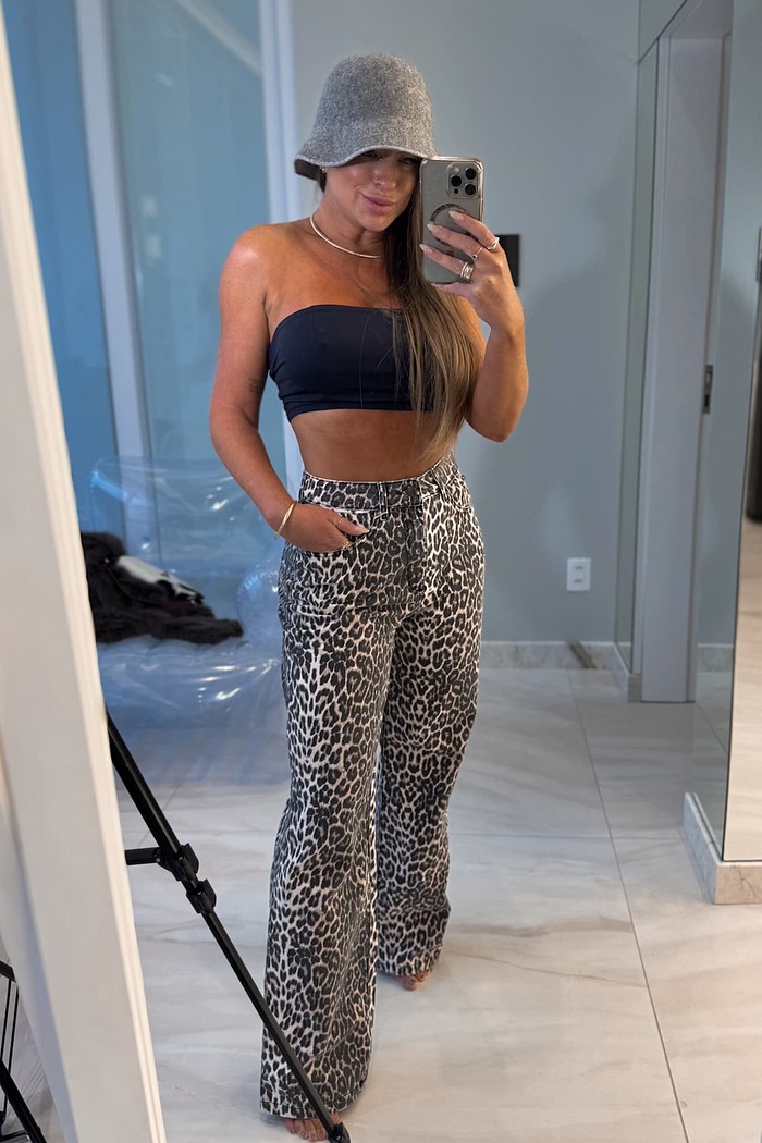 Calça jeans wide leg estampa onça