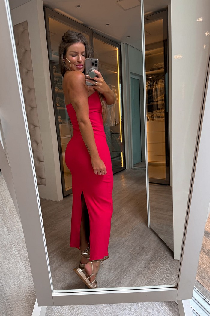 Vestido midi tomara que caia com textura canelada