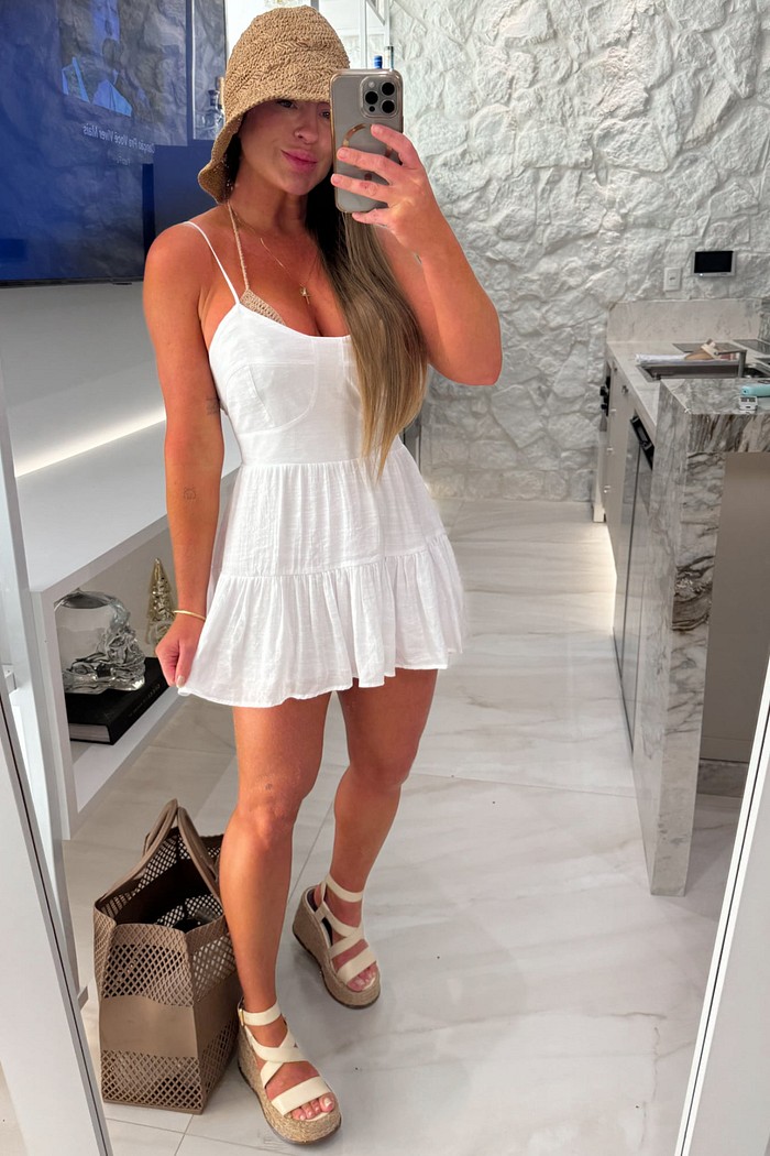 Vestido curto com abertura nas costas bia