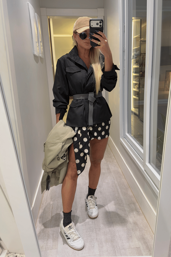 Saia de linho preta com estampa maxi poa e detalhe em amarração AMI