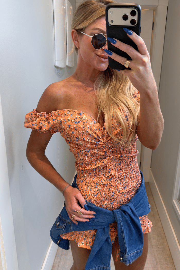 Vestido cereja laranja com estampa de  flores