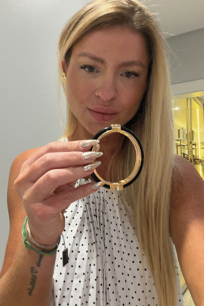 Bracelete em acrílico liso preto e metal dourado Anabelle