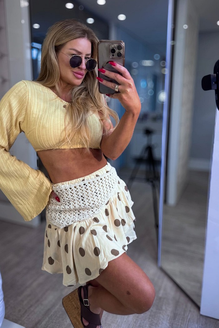 Saia curta com babados estampa poá