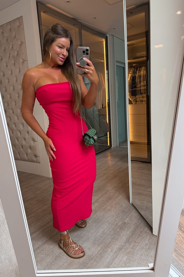 Vestido midi tomara que caia com textura canelada