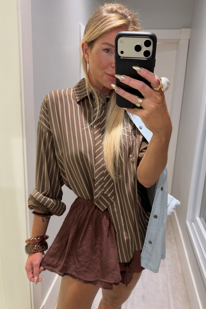 Camisa marrom risca de giz com Gravata Larissa