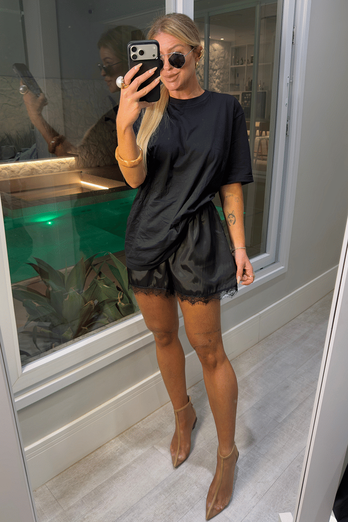 Short curto em cetim com detalhes em renda