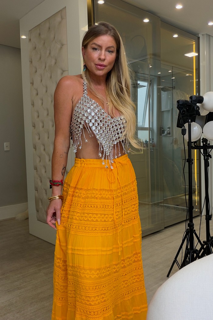 Saia longa com detalhes em Renda